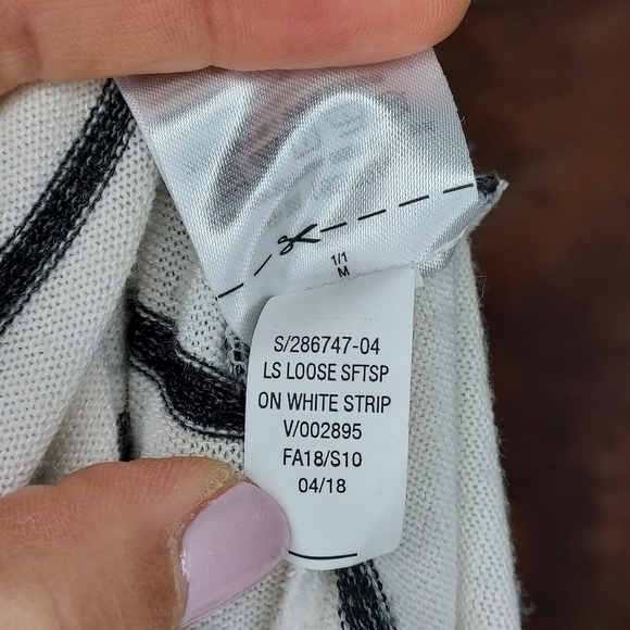 Old Navy luxe tee tshirt loose long sleeve hi low gray white cream stripe M - Picture 7 of 7